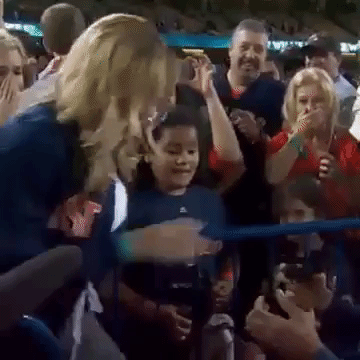 Con una transmisión en directo, Daniella se abalanzó sobre Carlos y lo besó, para después decirle que sí aceptaba casarse con él.