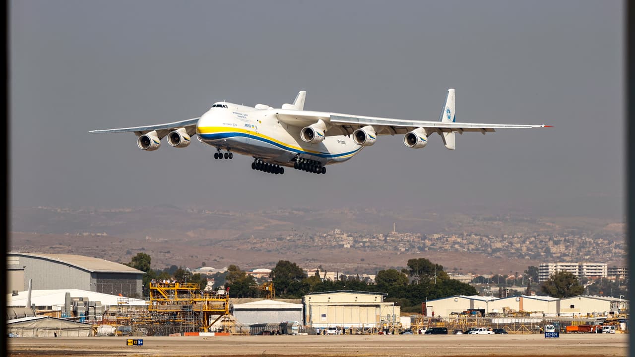 El Mriya estaba bajo mantenimiento y reparación cuando Rusia invadió Ucrania, por lo que no pudo ser llevado a otra localidad.