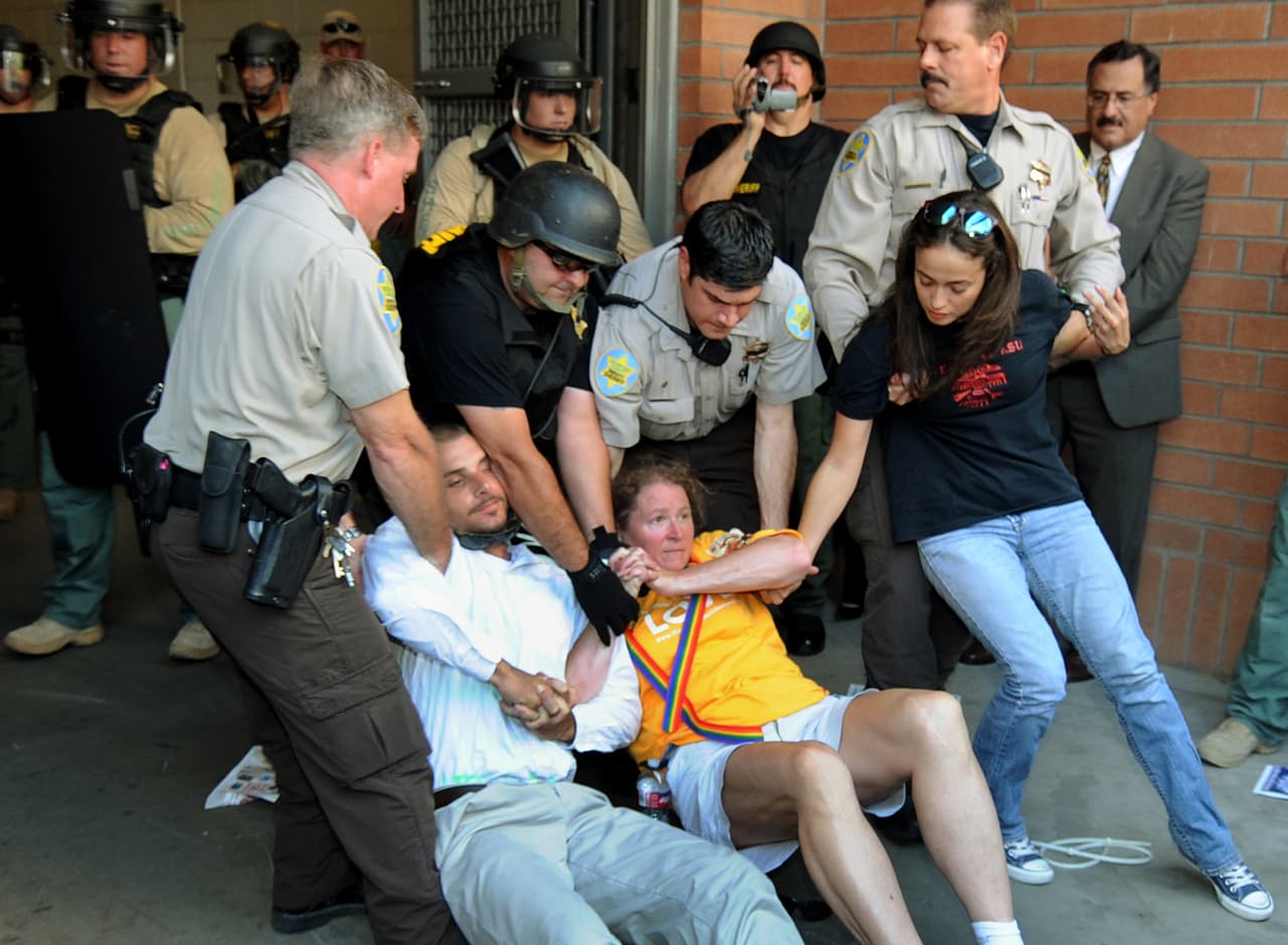 Arpaio enfrento decenas de protestas de organizaciones pro inmigrantes por sus constantes redadas a puestos de trabajo en busca de indocumentados.