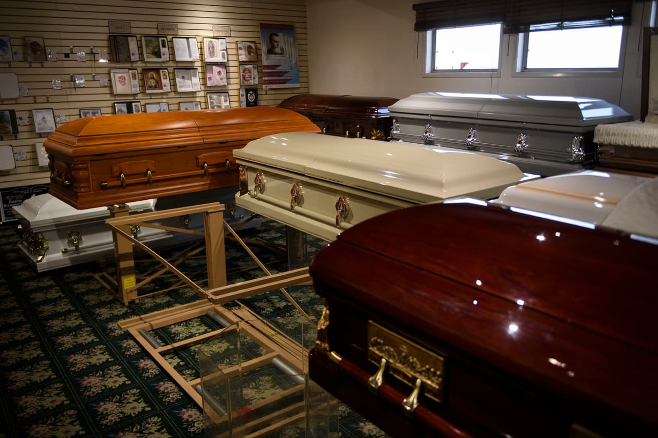 Ataudes exhibidos en la funeraria Continental Funeral Home.