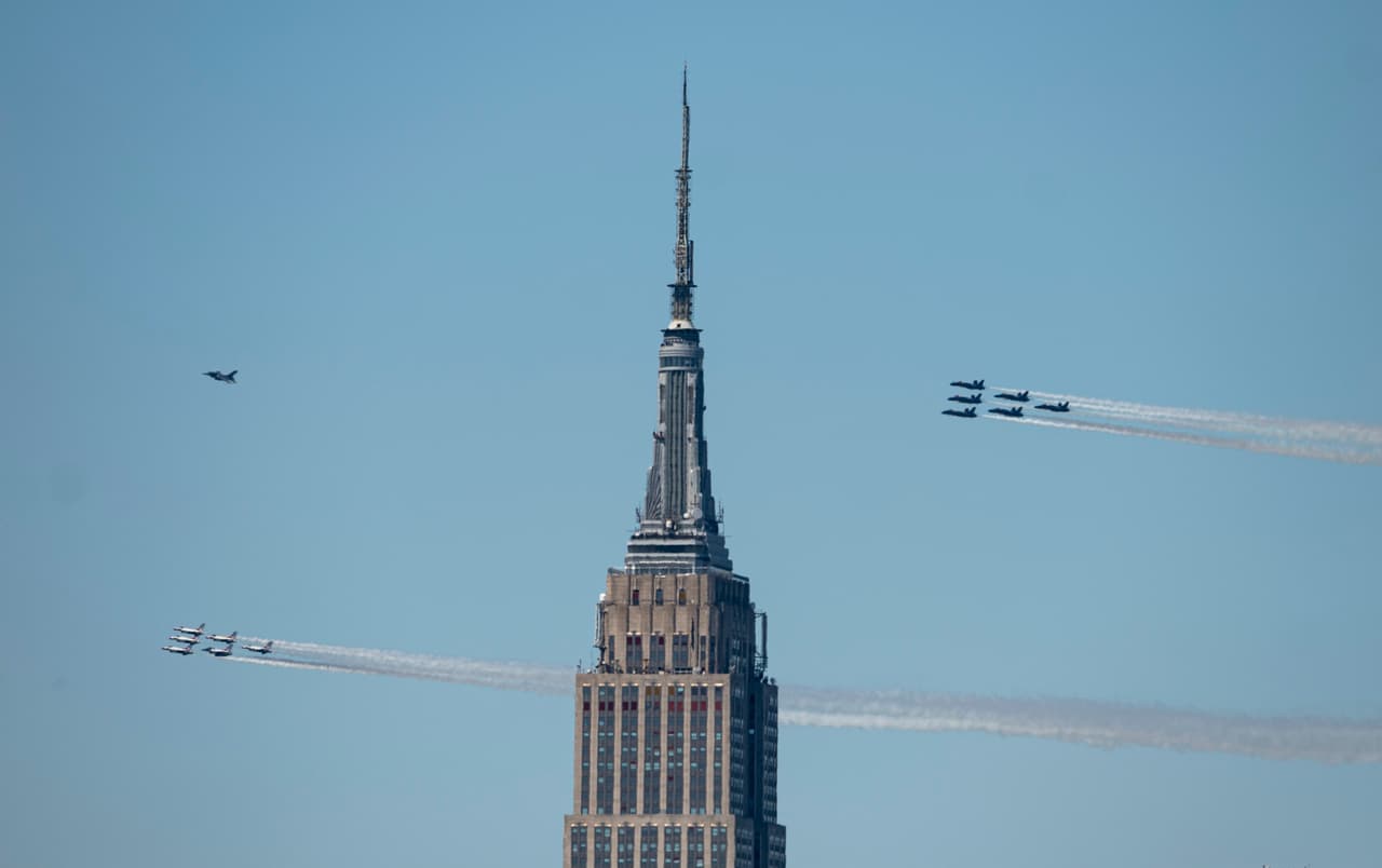 Los aviones vistos detrás de una de las torres de Manhattan, Nueva York. Este es por lejos el estado más afectado por la pandemia en el país.