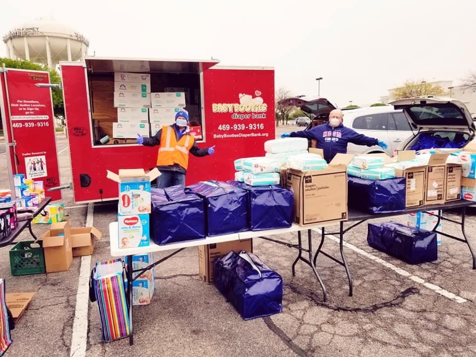 Voluntarios entregan pañales a familias necesitadas