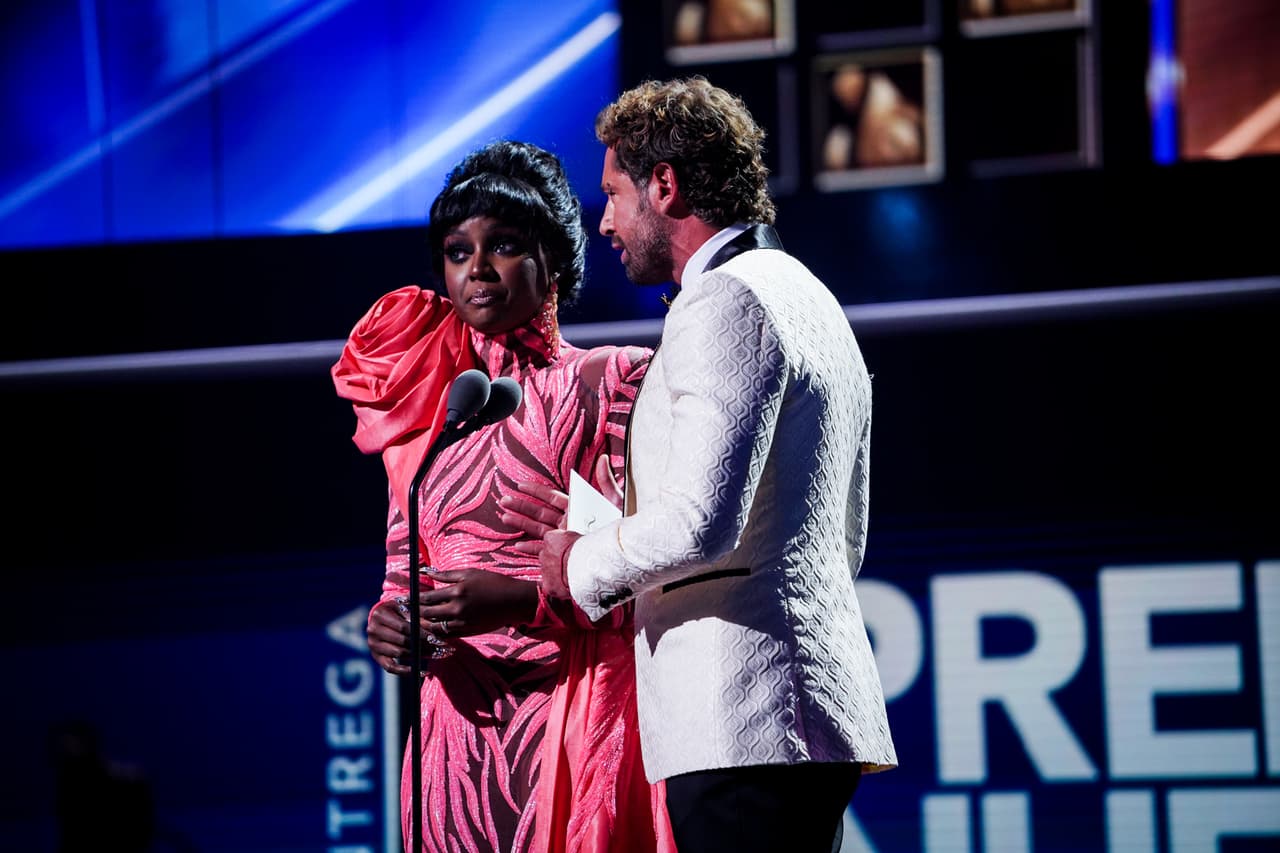 El actor vistió un elegante traje en blanco y negro, una combinación que nunca pasa de moda.
