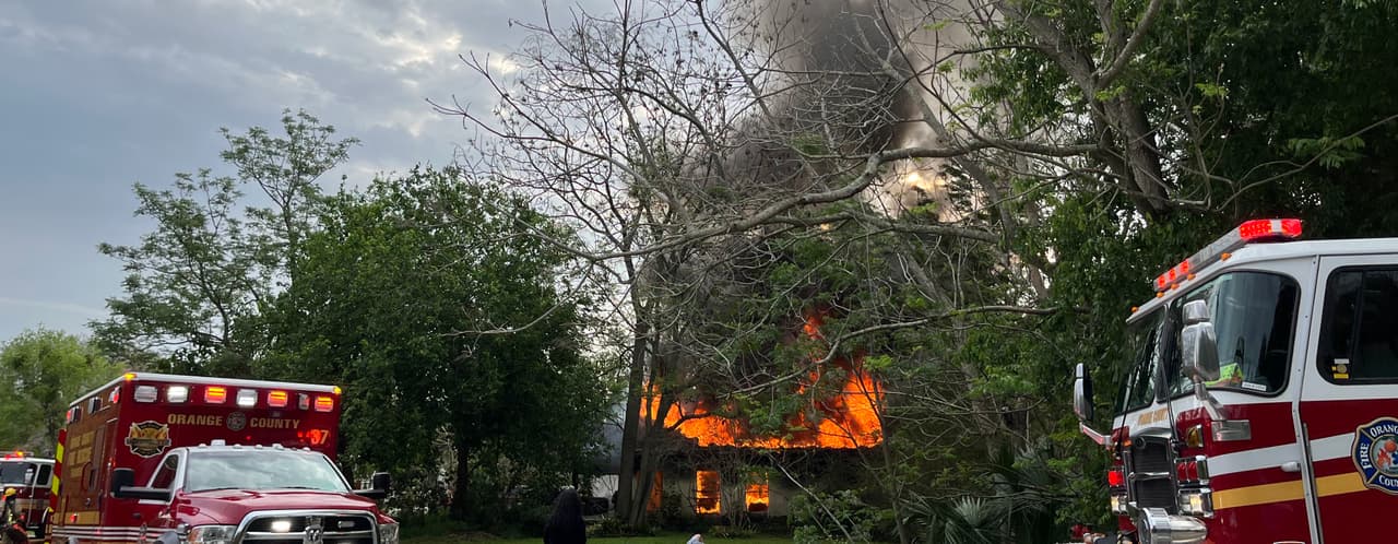 Incendio consume casa de dos pisos en el condado de Orange; dos personas resultaron intoxicadas por el humo 