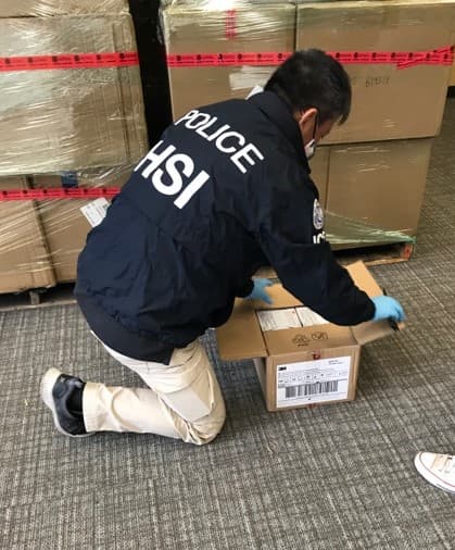 Más de 200,000 mascarillas quirúrgicas falsificadas fueron incautadas durante los últimos 45 días. . De las mascarillas confiscadas, 
<b>90,480 fueron in incautadas en Phoenix, Arizona.</b>
<br>