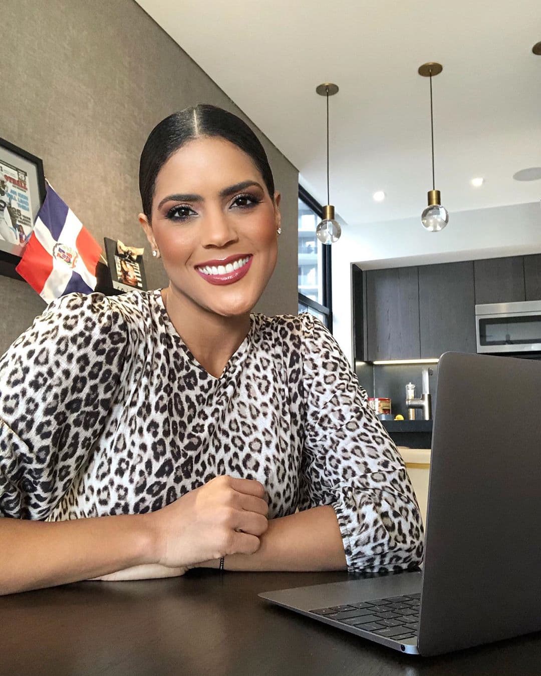 La presentadora dominicana le encuentra el lado amable a la situación por la que el mundo está pasando y ahora disfruta pasar más tiempo en casa y consentirse por dentro y por fuera.