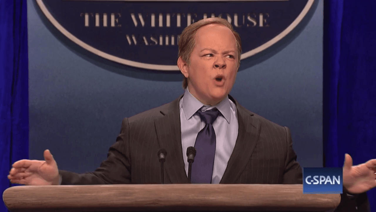 El 'Sean Spicer' de Melissa McCarthy sale de los arbustos de la Casa Blanca en Saturday Night Live