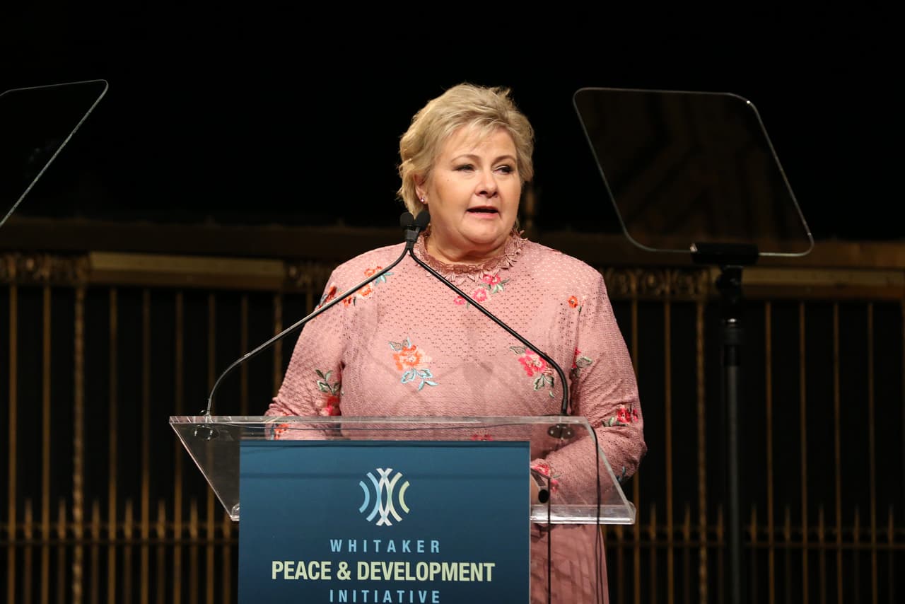 La primera ministra de Noruega, Erna Solberg, decidió modificar su discurso de Año Nuevo previamente grabado, para añadir el tema de salud mental y suicidio, a raíz del deceso de Behn, según reportó Norway Today.