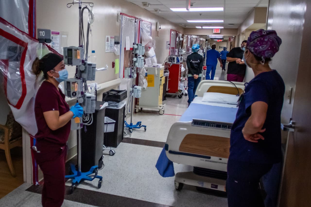 Además, el número de trabajadores de la salud que se están enfermando con coronavirus agrava aún más la crisis de salud pública. Desde que inició la pandemia "28,448 trabajadores de la salud y socorristas dieron positivo por covid-19", según el 
<a href="http://publichealth.lacounty.gov/phcommon/public/media/mediapubhpdetail.cfm?prid=2896"><b>comunicado</b></a> del Departamento de salud del condado.