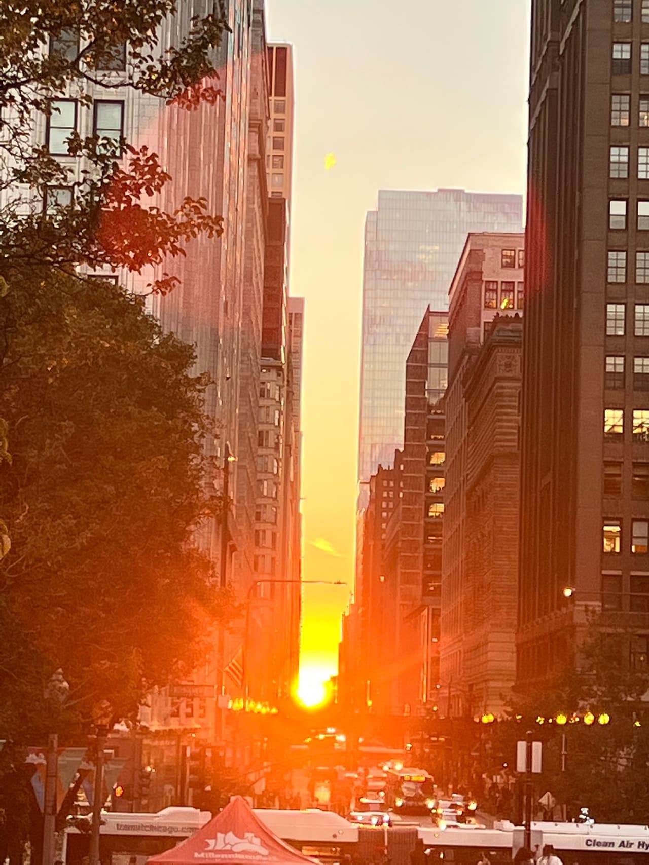 Chicagohenge otoño 2022 en Chicago. Equinoccio es una palabra compuesta del latín aequus (igual) y noctis (noche), que significa “noche igual” y se refiere a la temporada del año en la que el día dura lo mismo que la noche.