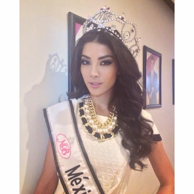 El video comienza con imágenes de su coronación como Miss Aguascalientes.