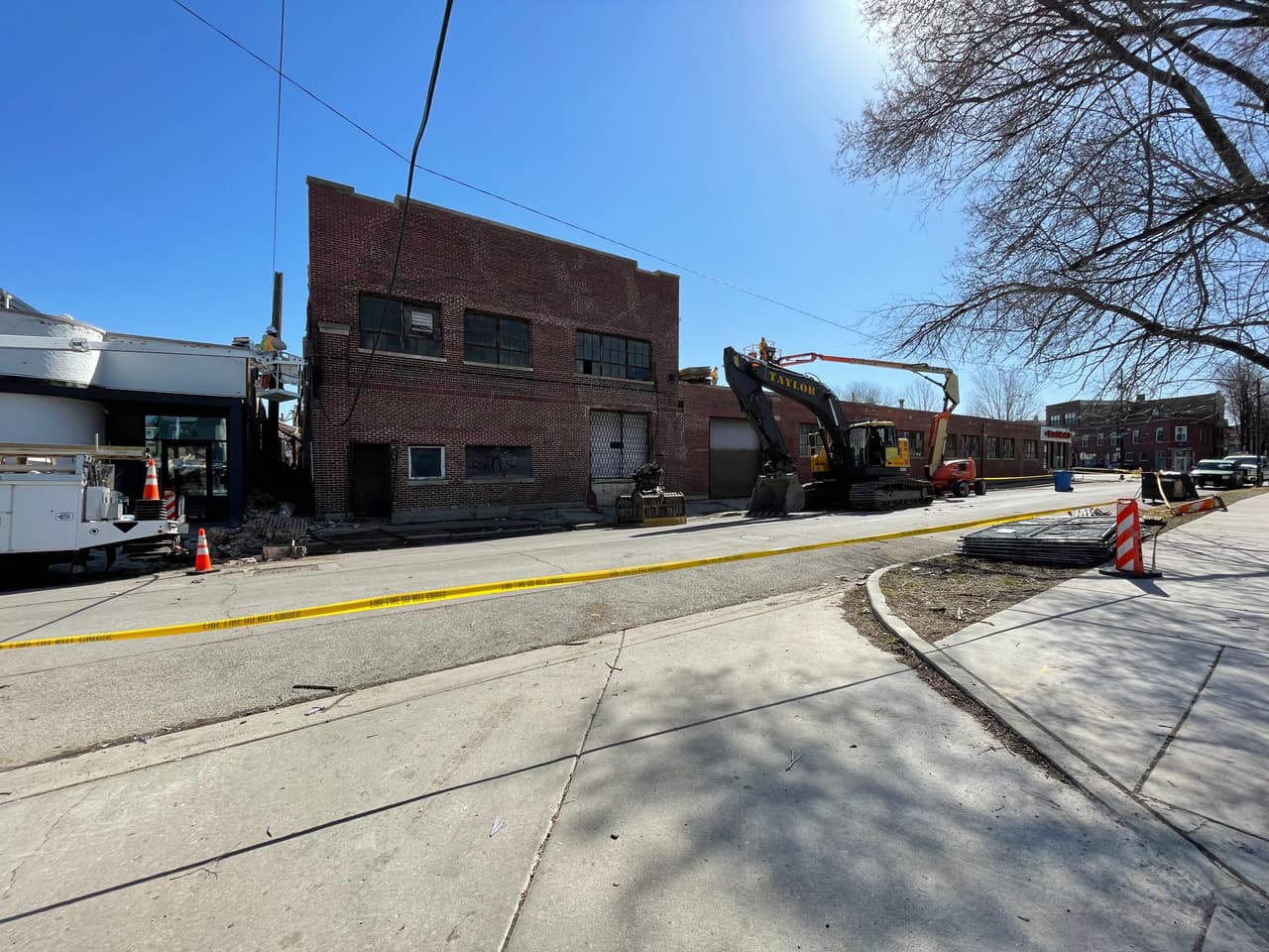 También un árbol terminó en una casa y varios coches también sufrieron daños.