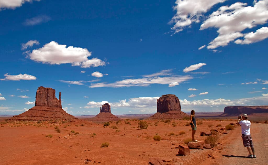 Destaca por sus
<b> imponentes colinas de arenisca</b>, que se elevan a alturas de 400 a 1000 pies en medio de desierto, con formaciones únicas talladas por el tiempo.
<br>