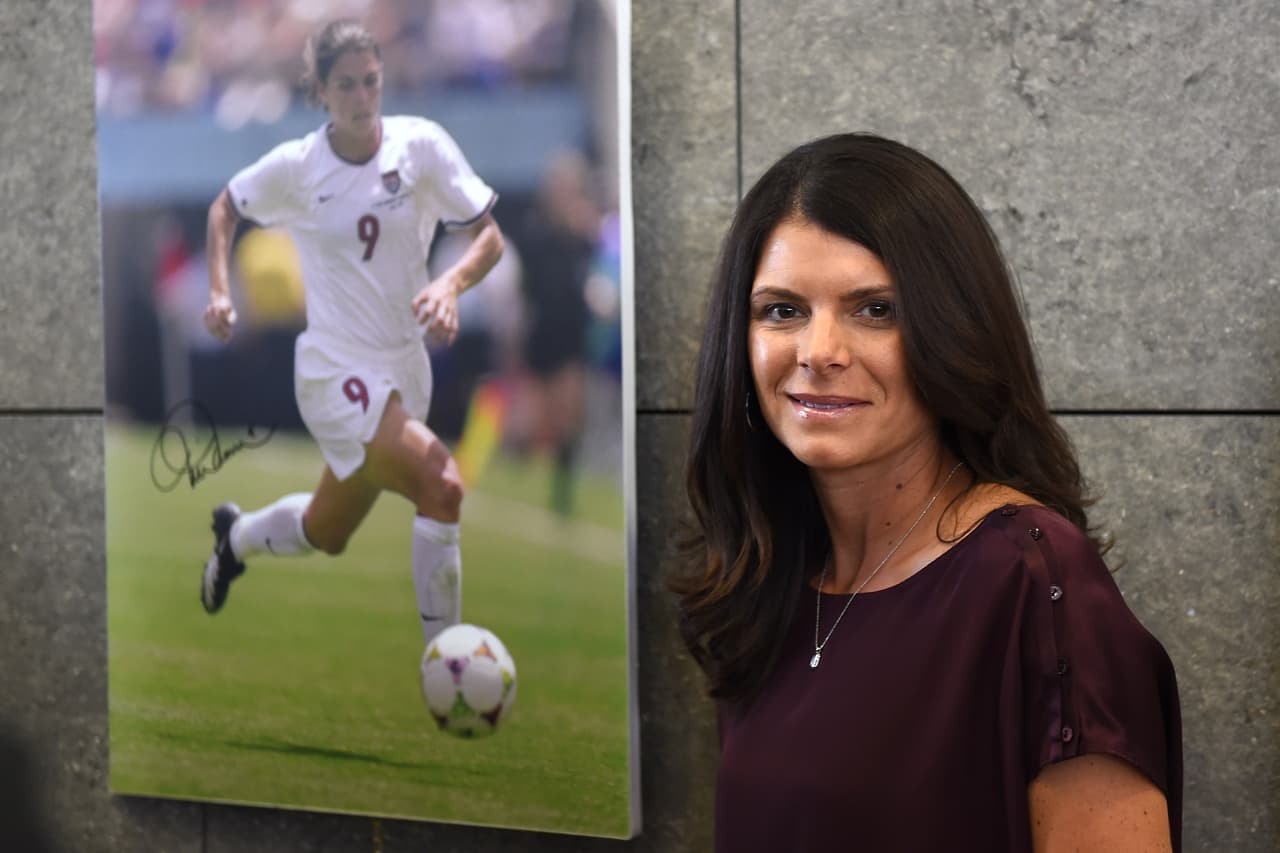 La estadounidense Mia Hamm celebra su cumpleaños 45 este 17 de marzo de 2017 y esta es la conmemoración de una de las mejores jugadoras del fútbol femenino, una figura del deporte mundial y un referente de la sociedad de Estados Unidos.
