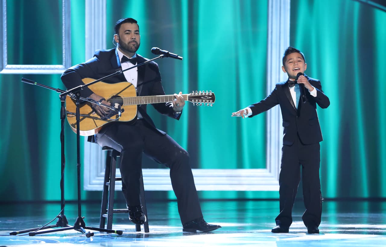 <b>Rogelio Martínez</b>, el capitán de los Pequeños Guerreros se unió a Osvaldo para tocar la guitarra durante el tema 'Y sigues siendo tú'. 
<b><a href="http://www.univision.com/shows/pequenos-gigantes/rogelio-martinez-no-dejo-solo-a-osvaldo-en-el-escenario-video" target="_blank">Mira aquí la presentación</a></b>