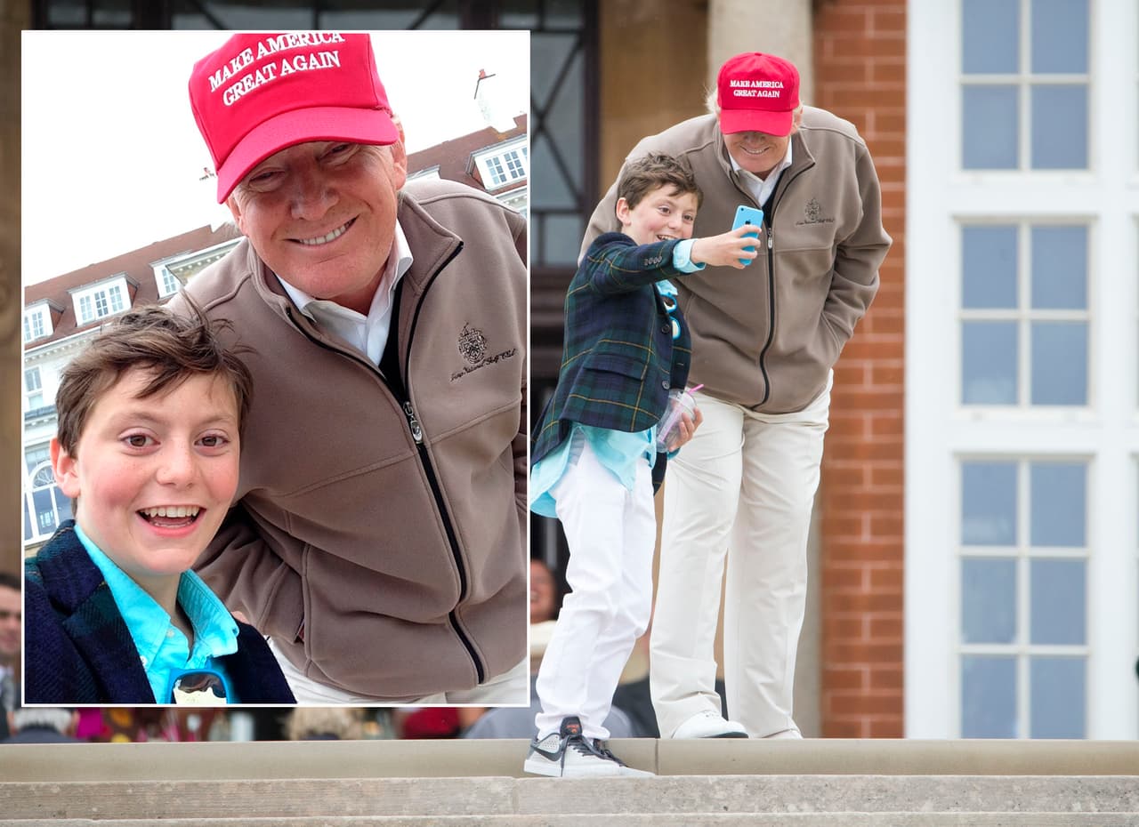 <b>Un selfie por la campaña, 2015.</b> El entonces candidato presidencial Donald Trump acepta posar para un selfie con el pequeño Jonathan Lynch, durante una visita del magnate a su hotel Trump Turnberry Resor, en el Reino Unido.