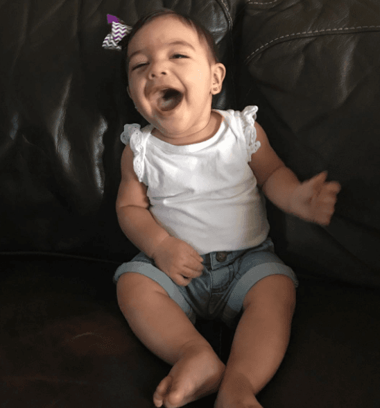 Esta pequeña es adorable y Johnny Lozada no es el único que quisiera comérsela a besos.