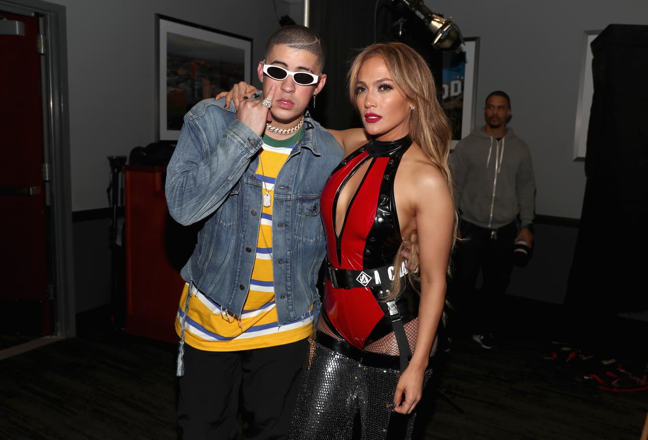 Bad Bunny tiene muchas cosas en común con Jennifer López, al haber compartido su empatía por Puerto Rico tras el paso de huracán María por la isla. Además, recientemente unieron sus voces para la canción 'Te Gusté', un tema que contó con gran aceptación desde su lanzamiento.