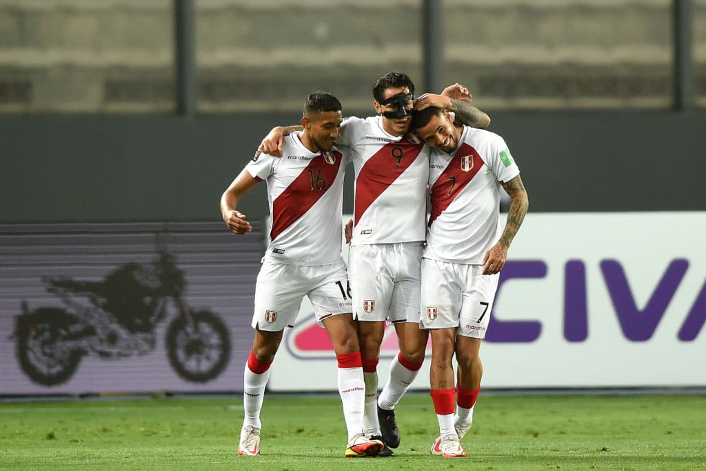 Perú asegura tres puntos tras golear 3-0 a en casa a Bolivia.