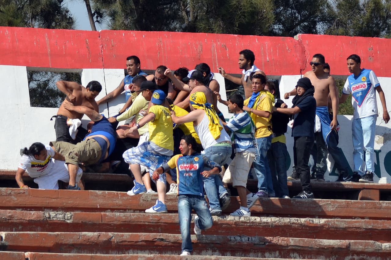 En la Copa MX del Clausura 2013, las barras americanistas (Ritual del Kaoz y La Monumental) se enfrentaron en las gradas de estadio Neza 86 durante el encuentro que sostuvo su equipo ante el equipo de Neza.