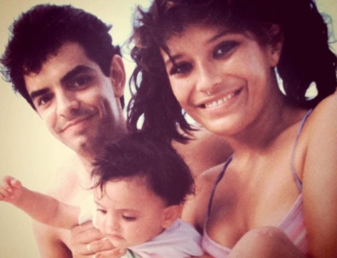 El primer matrimonio de 
<b><a href="https://www.univision.com/temas/eugenio-derbez">Eugenio Derbez fue con la actriz de doblaje Gabriela Michel</a></b>, con quien procreó a Aislinn.
<br>