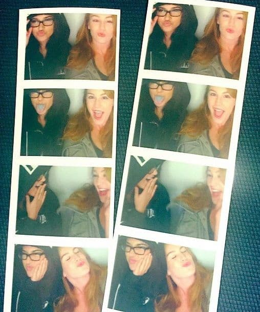 Becky es fanática de hacer caras y gestos chistosos, por eso nos mostró cómo se divierte con sus amigas en las cabinas fotográficas.