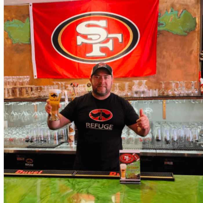 Óscar Sandoval tiene la oportunidad de disfrutar de su trabajo mientras presume su pasión por los 49ers.