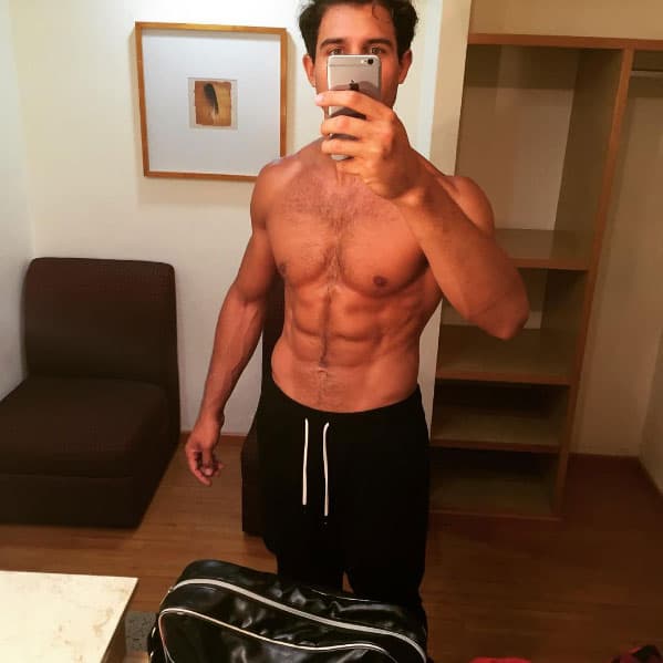 Seguramente lo veremos en algunas escenas si camisa, por lo que las mujeres se deleitarán la pupila.