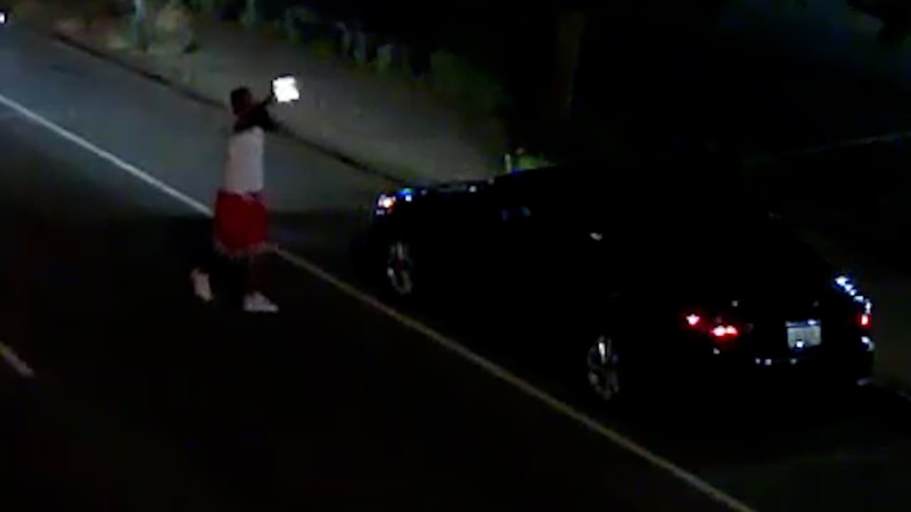 Hombre baja de auto y dispara contra una mujer en Brooklyn