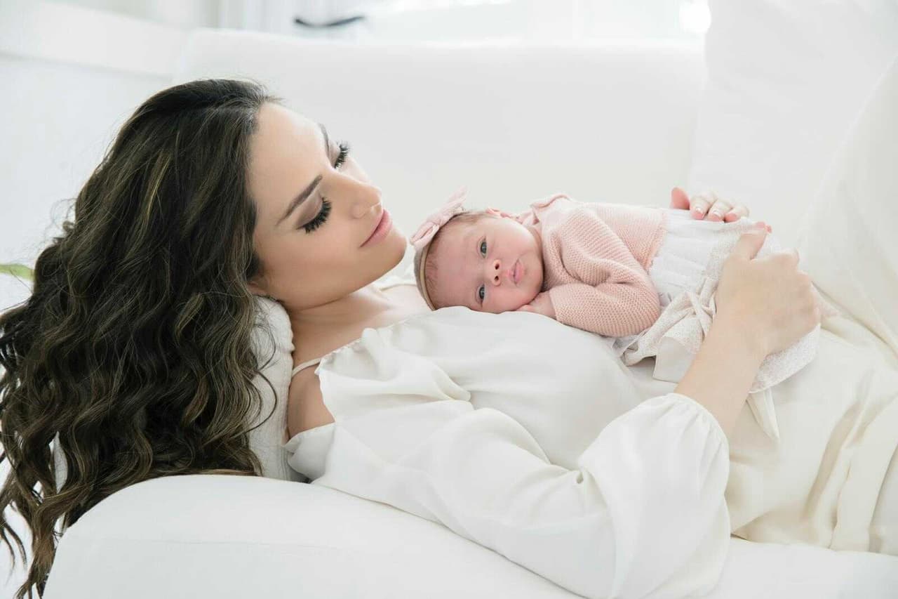 Respecto a cuándo pueden las mamás retomar su ritmo habitual de descanso, Grinberg recuerda que no dormir o hacerlo muy poco durante los primeros seis meses es parte de la materindad. "Sí, después vuelves a descansar y dormir toda la noche, aunque siempre con un sentido de alerta que antes no tenías", indica. 
<br>
<br>
<br>