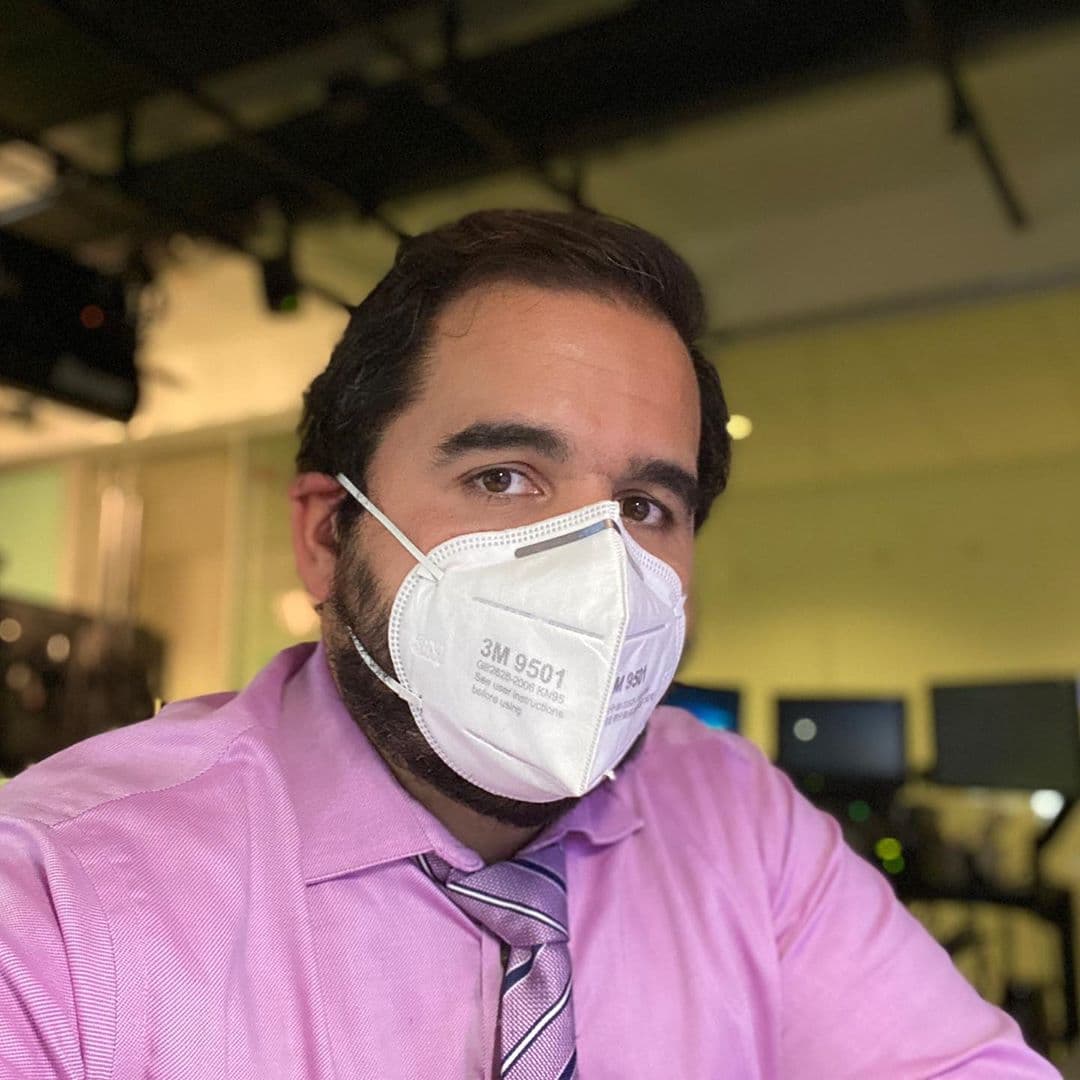 Nuestro Albert nos muestra que sigue al pie de la letra las medidas dictadas por las autoridades, al volver al estudio, en donde lo extrañábamos mucho.