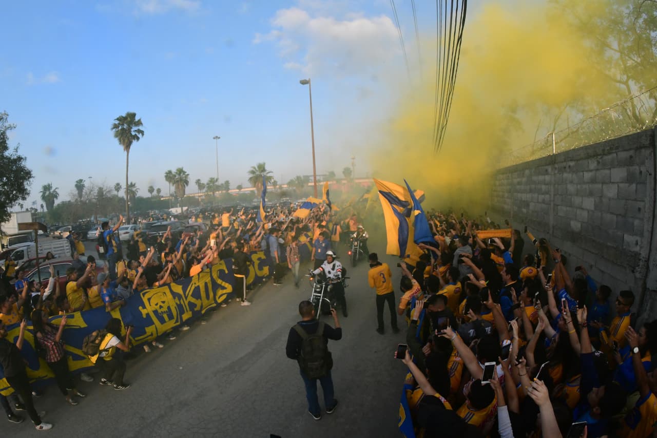 Este fue el color y el ambiente antes del silbatazo inicial en la Ida de la Semifinal por la Liga Campeones de Concacaf entre Tigres y Santos Laguna en el Estadio Universitario, en Monterrey.