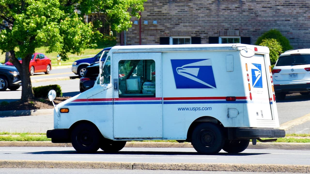 <h3 class="cms-H3-H3">💰 Cuánto más costará enviar tus paquetes </h3>El aumento varía según 
<b>el tamaño, peso y destino</b>. Por ejemplo, un paquete pequeño puede subir unos 40 a 90 centavos, mientras que los grandes o enviados lejos podrían costar entre $5 y $16 más durante la temporada navideña. 
<b><a href="https://about.usps.com/newsroom/national-releases/2025/0808-usps-announces-temporary-price-change-for-2025-holiday-shipping-season.htm" target="_blank">Haz clic aquí para ver la lista completa.</a></b>