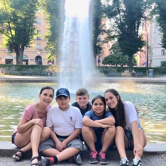 Al parecer, sus hijos no se preocuparon mucho cuando les dio la noticia: "Me dicen: 
<b>‘Ay mamá, qué bueno que te vas a trabajar porque ya te hemos visto mucho’</b>, hasta me ayudaron a hacer la maleta porque ya les urge que me vaya", contó la actriz entre risas.