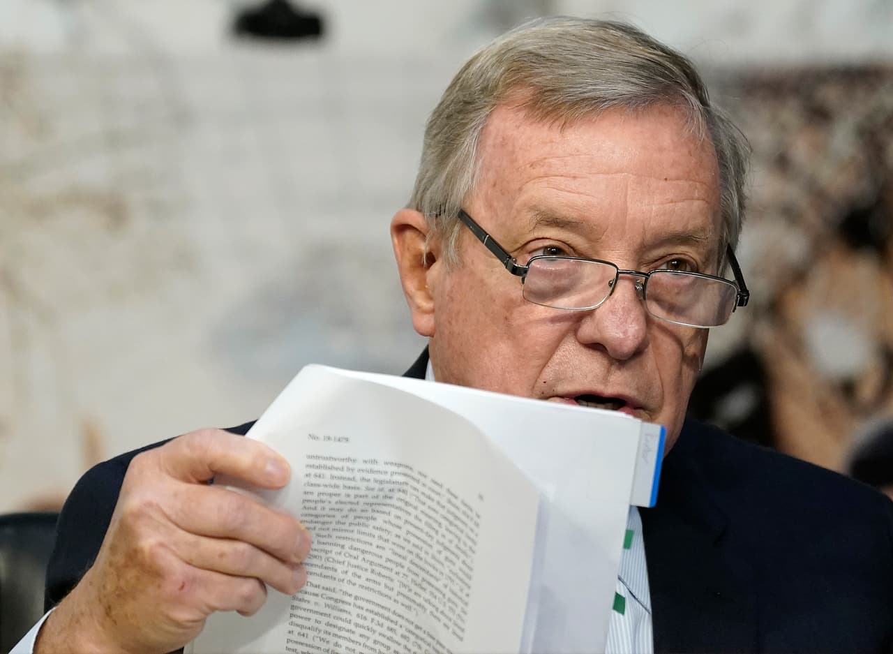 El senador demócrata Dick Durbin interroga a la jueza Amy Coney Barrett el 14 de octubre del 2020 en el Congreso.
