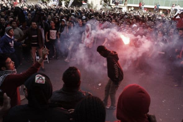 La policía lanzó gas lacrimógeno y balas de goma contra la multitud, matando a los manifestantes fuera de la prisión.