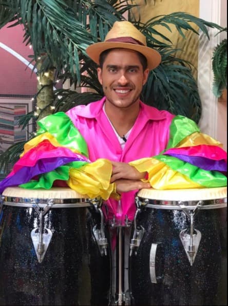 Rodolfo Landeros parece ser todo un experto para tocar los timbales.