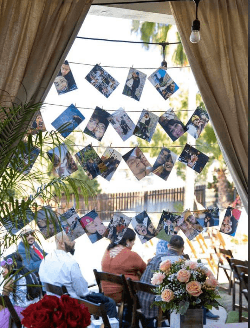 Uno de esos detalles fue que se colgaron fotos de momentos valiosos que ha pasado la pareja juntos.