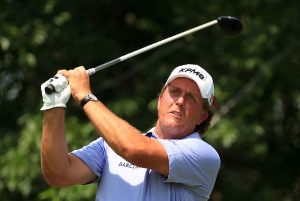 5. PHIL MICKELSON- Su exitosa carrera como golfista ha llevado a Mickelson a ser uno de los cinco atletas mejor pagados del mundo. Sus cuentas reciben anualmente la nada despreciable cantidad de $46.5 millones. El golfista fue diagnosticado con artritis hace un año, pero él ha afirmado que la enfermedad no tendrá efectos a corto plazo en su carrera deportiva.