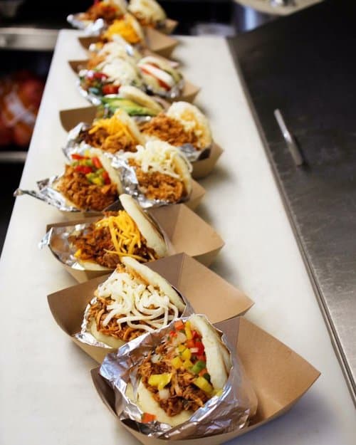 <b>Arepa Culture NC</b>
<br>Dirección: 6274 Glenwood Ave Ste 100 Raleigh, NC 27612
<br>Teléfono: (919) 986-8487
<br>Sitio web: 
<a href="http://www.arepaculturenc.com/">http://www.arepaculturenc.com/</a> 
<br>
<a href="https://www.yelp.com/map/arepa-culture-nc-raleigh">Cómo llegar</a>
<br>
<br>Sus propietarios se promocionan así: “Nuestra especialidad es una arepa… que se hace a mano, se asa a la parrilla, se rellena generosamente con una variedad de ingredientes saludables y deliciosos y luego se come como un sándwich”. Aseguran también que sirven arepas al estilo venezolano que se preparan frescas todos los días y son 100% libres de gluten.