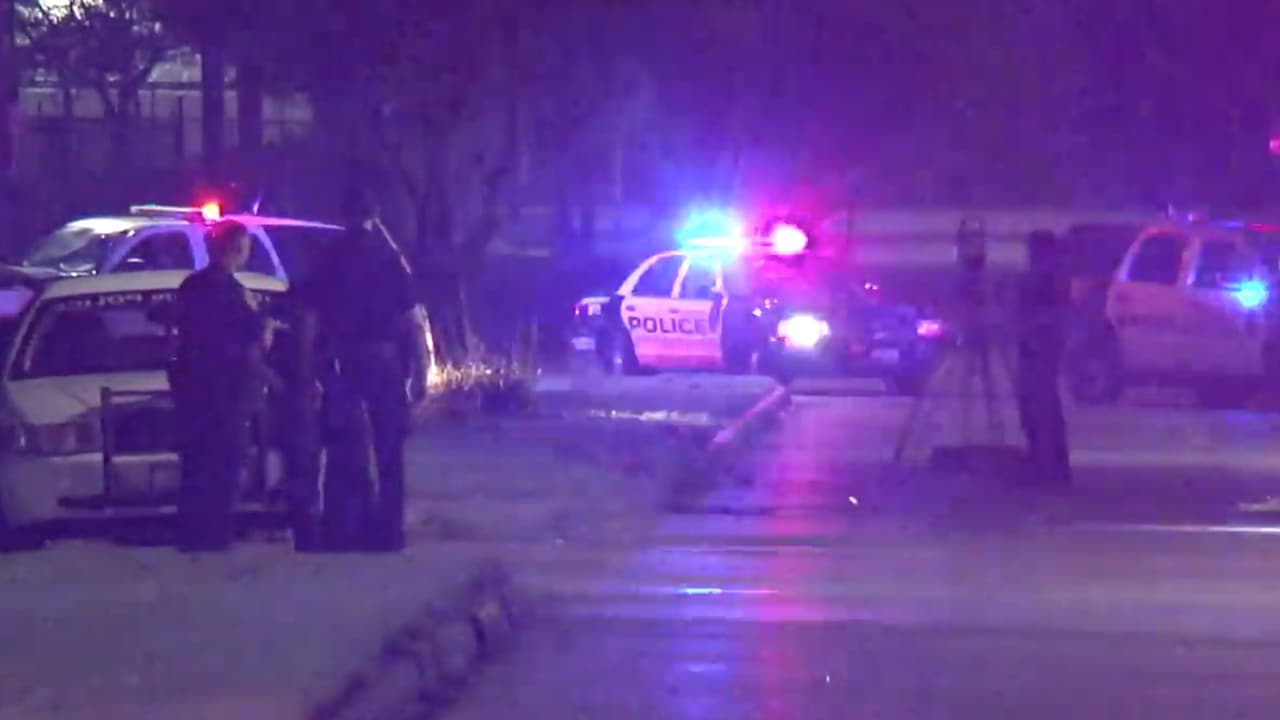 Una mujer intenta cruzar la calle Tidwell en la madrugada del sábado 11 de mayo, cuando el conductor de un vehículo SUV la atropella y no se detiene. De acuerdo con las autoridades la mujer falleció en la escena.