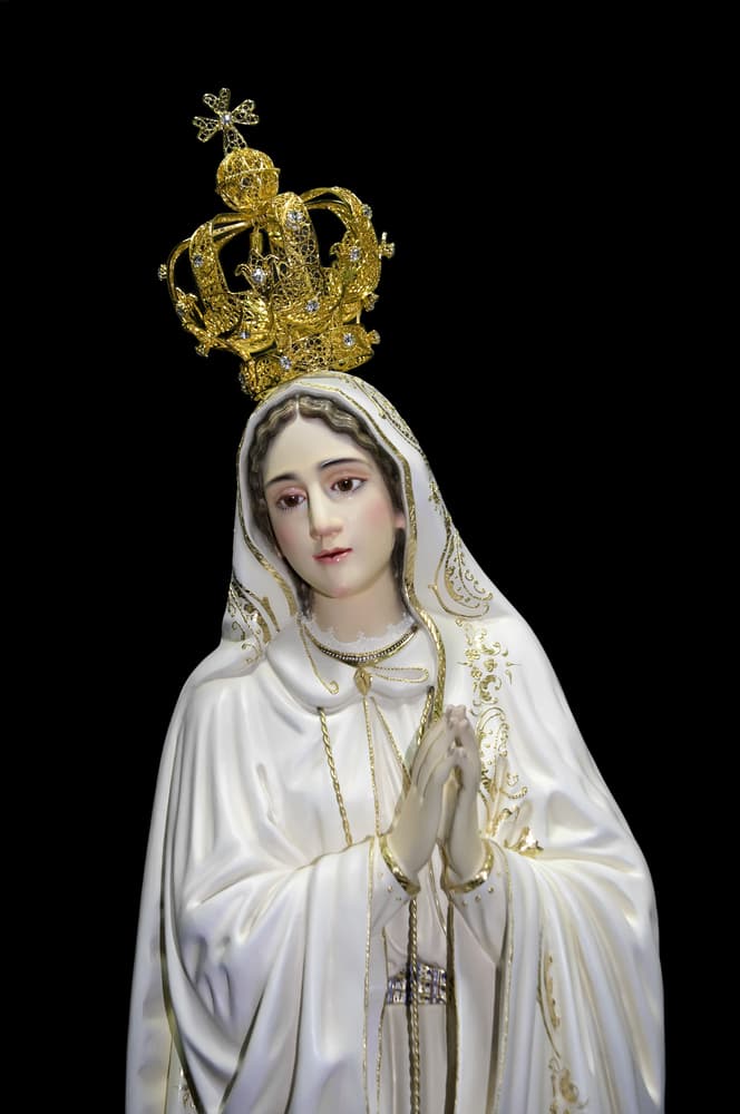 Supuestamente fue el domingo 13 de mayo de 1917, mientras hacían sus típicas labores de pastores, cuando la Virgen se les apareció por primera vez, y les dijo, entre otras cosas, que volvería a verles durante los próximos seis meses, todos los días 13 a la misma hora.