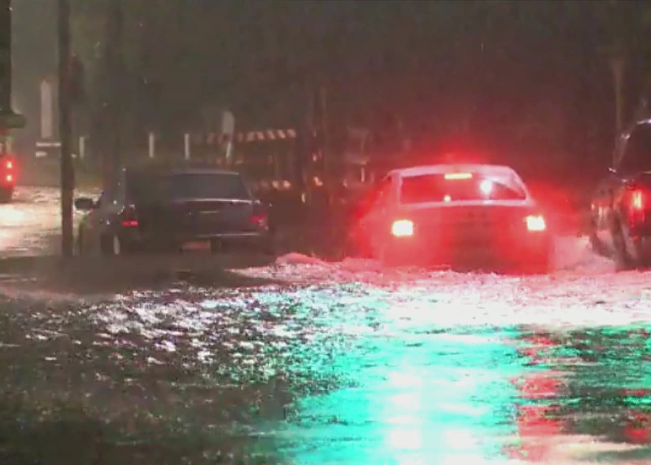 Varios vehículos transitaban por calles con acumulación de agua cerca al área del Hardy Toll Road.