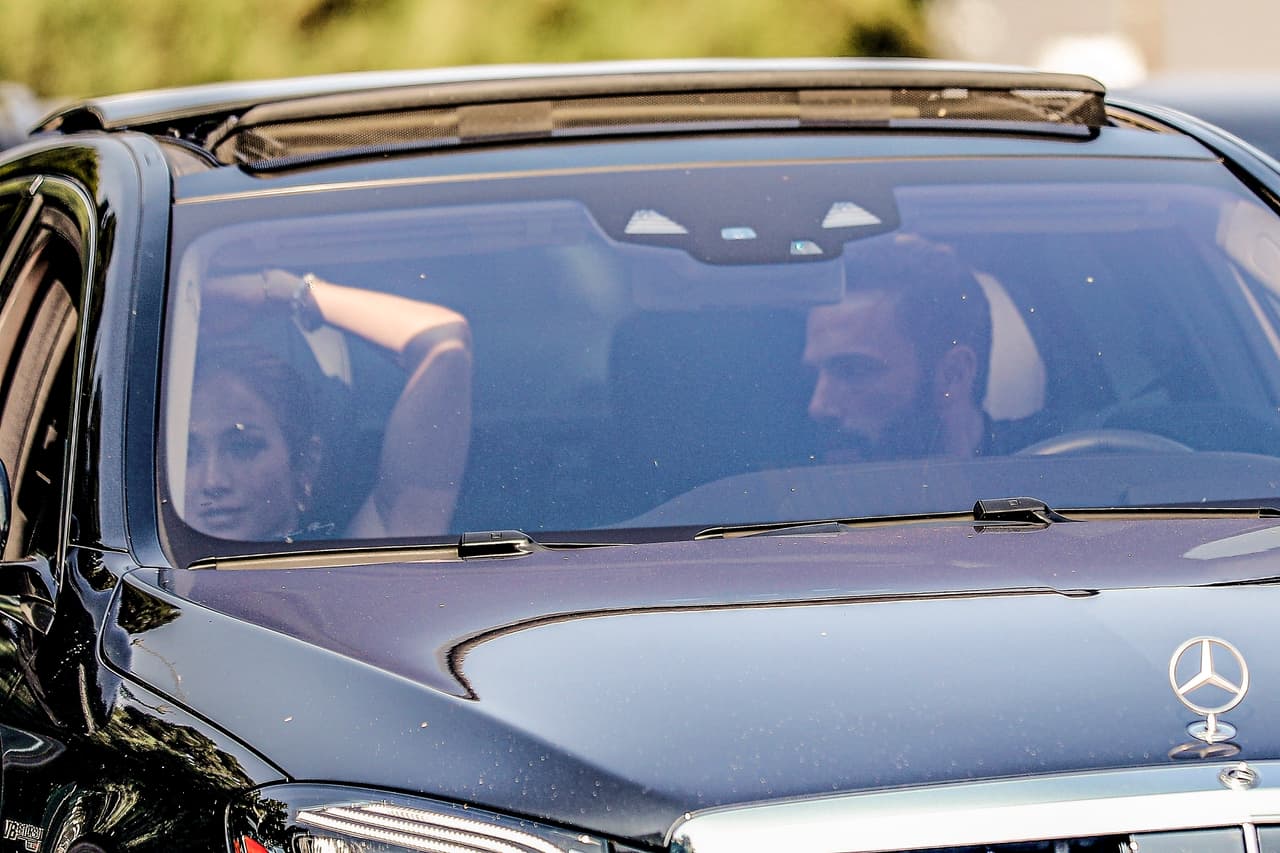 Luego de que 
<b><a href="https://www.univision.com/temas/jlo" target="_blank">JLo</a></b> regresó a Los Ángeles procedente de Venecia, en donde 
<b><a href="https://www.univision.com/famosos/jlo-no-quito-la-etiqueta-del-precio-a-su-outfit-dolce-gabbana-y-los-paparazzi-expusieron-su-desliz-video" target="_blank">asistió a los desfiles de Dolce & Gabbana</a></b>, se dejó ver al lado de 
<b><a href="https://www.univision.com/temas/ben-affleck" target="_blank">Ben Affleck. </a></b>
<br>