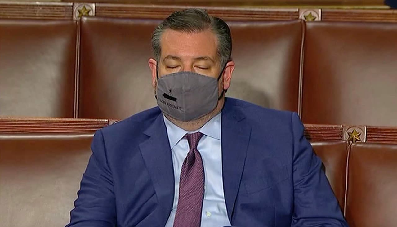 <b>Uno que se durmió.</b> El senador Ted Cruz se mostró poco entusiasmado con el primer mensaje al Congreso del presidente Joe Biden y casi se quedó dormido durante la alocución. Una imagen de Cruz con los ojos completamente cerrados se hizo viral en redes sociales, siendo objeto de burlas y bromas por parte de usuarios.