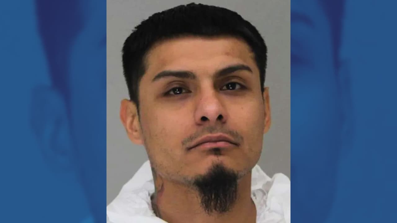 Omar Lucio, de 34 años, enfrenta cargos de asesinato tras el hallazgo del cuerpo de Corinna Johnson, de 27 años y madre de un niño de 7, dentro de su armario.