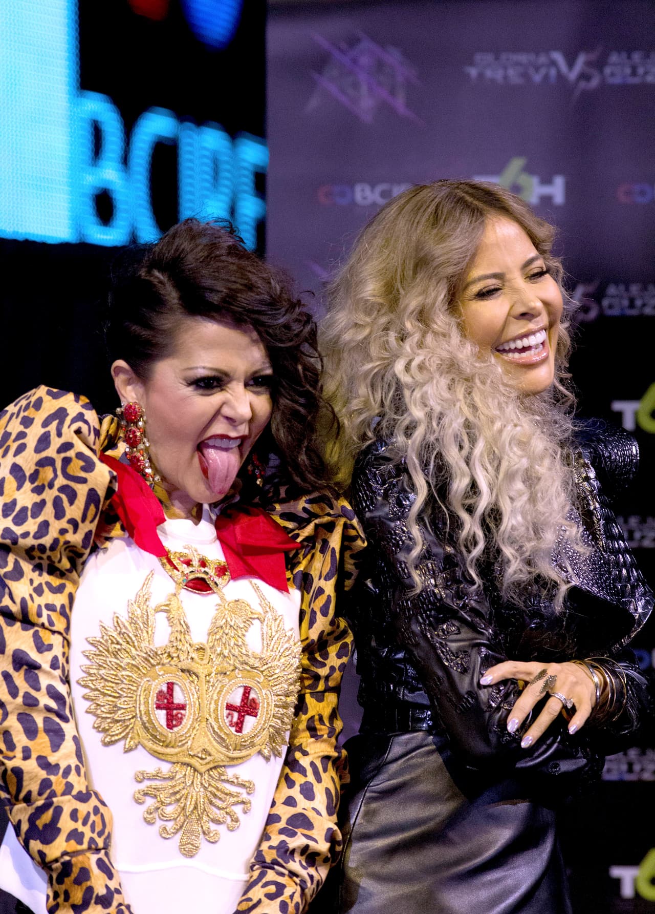 Alejandra Guzmán y Gloria Trevi se embarcarán en una gira por Estados Unidos y México, interpretando los éxitos de ambas, además de incluir 10 temas inéditos que grabaron en conjunto.