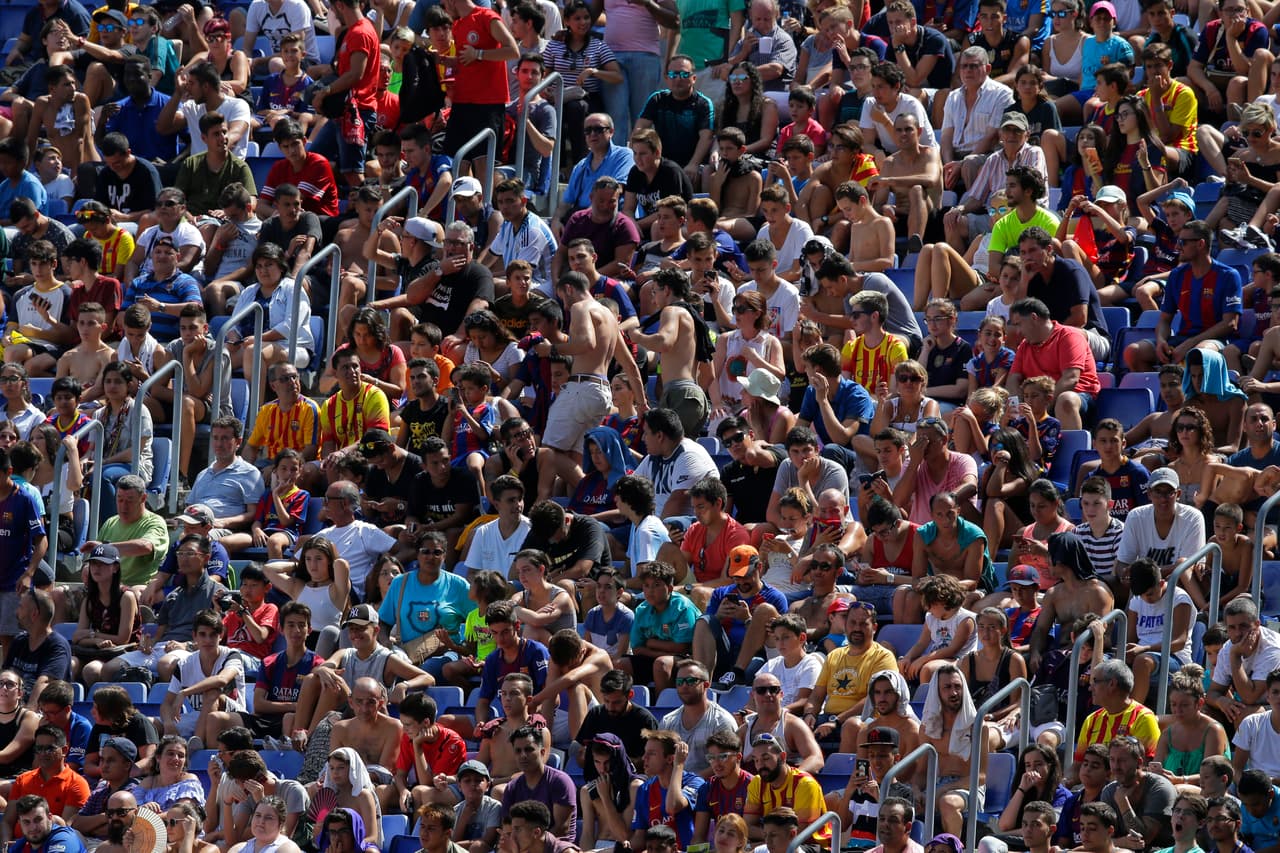 Los fanáticos llegaron al Camp Nou para ver al joven que ya ha sido ídolo de la afición del Rennes y de Borussia Dortmund.