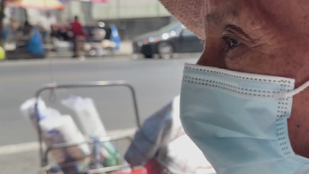 Ayuda a vendedores ambulantes permite que inmigrantes con miedo sobrevivan las redadas