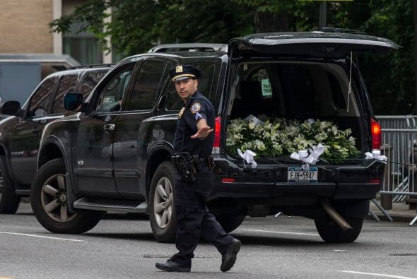 Familiares y amigos de James Gandolfini se dieron cita el día de hoy en la Catedral de San Juan el Divino, en Manhattan, para darle el último adiós al actor quien perdió la vida en Roma, Italia, mientras disfrutaba de unas vacaciones al lado de su hijo Michael. A la ceremonia asistieron poco más de 500 personas y sus amigoas más cercanos dedicaron palabras emotivas al actor de la serie “The Sopranos”. Aquí los videos más chismosos.